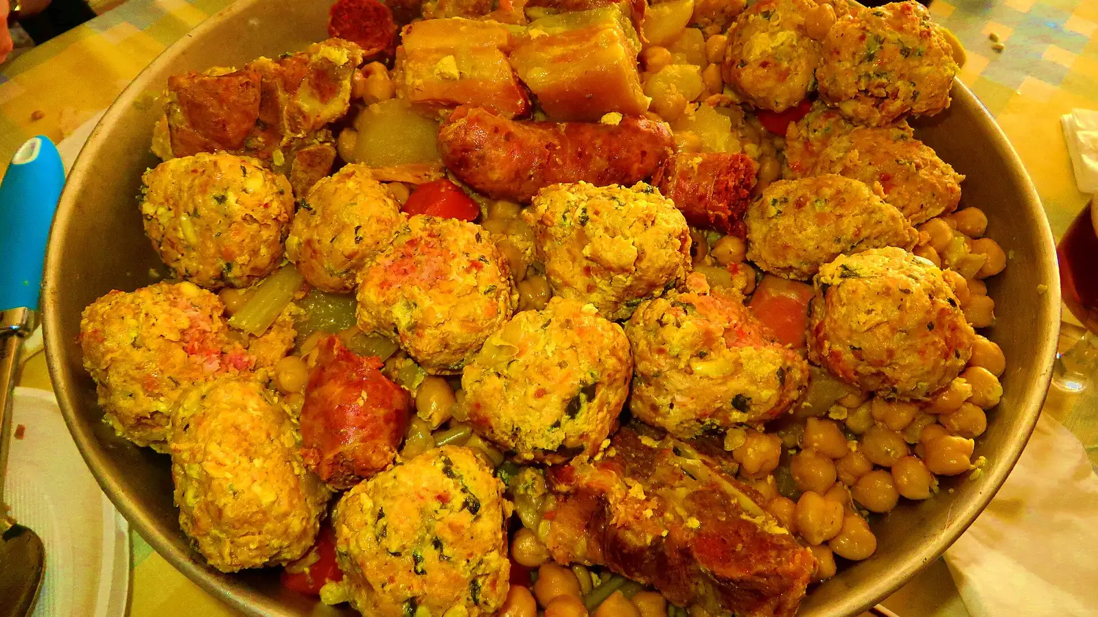 Mesa con platos típicos murcianos: zarangollo, ensalada murciana, marineras y paparajotes
